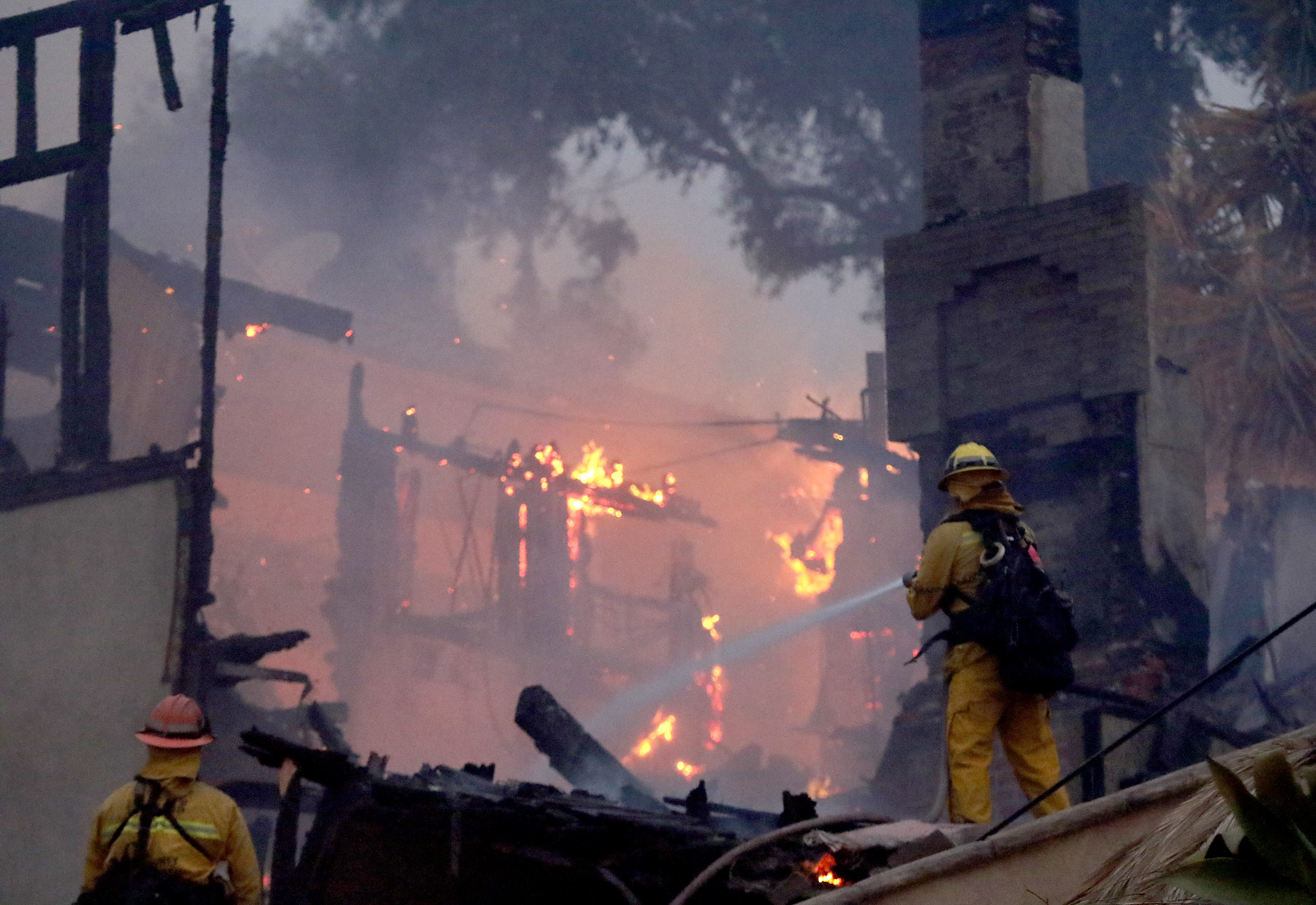Thomas Fire burning near Ventura, thousands evacuated